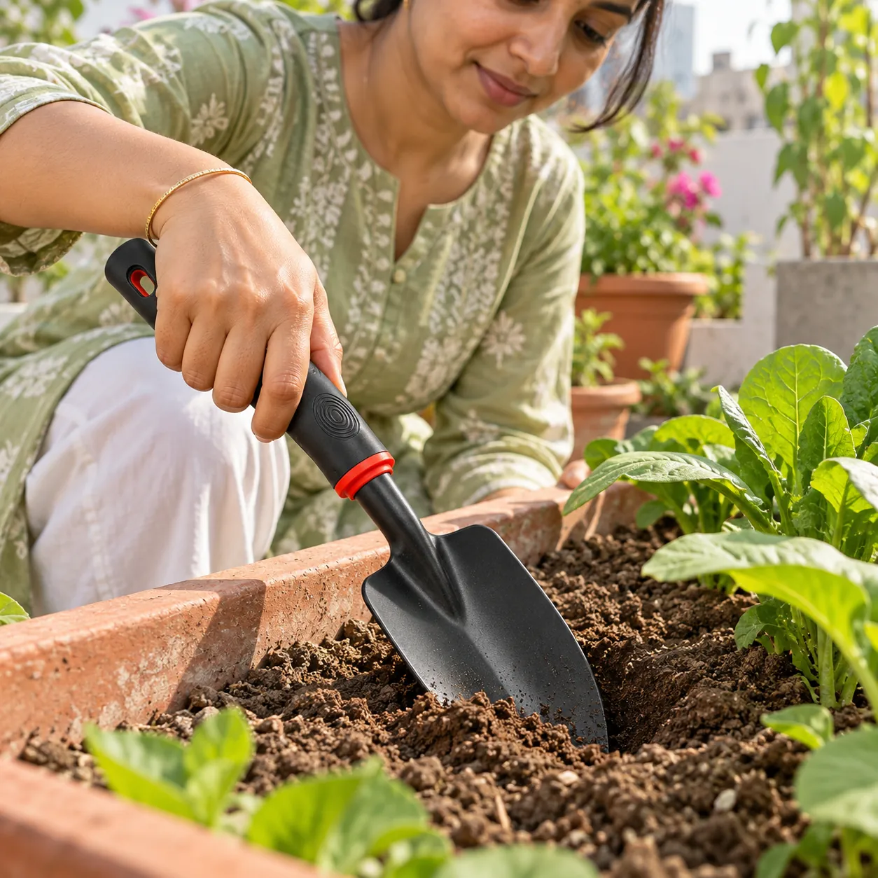 Garden trowel, carbon steel, 3 blade widths: Carbon steel blade.